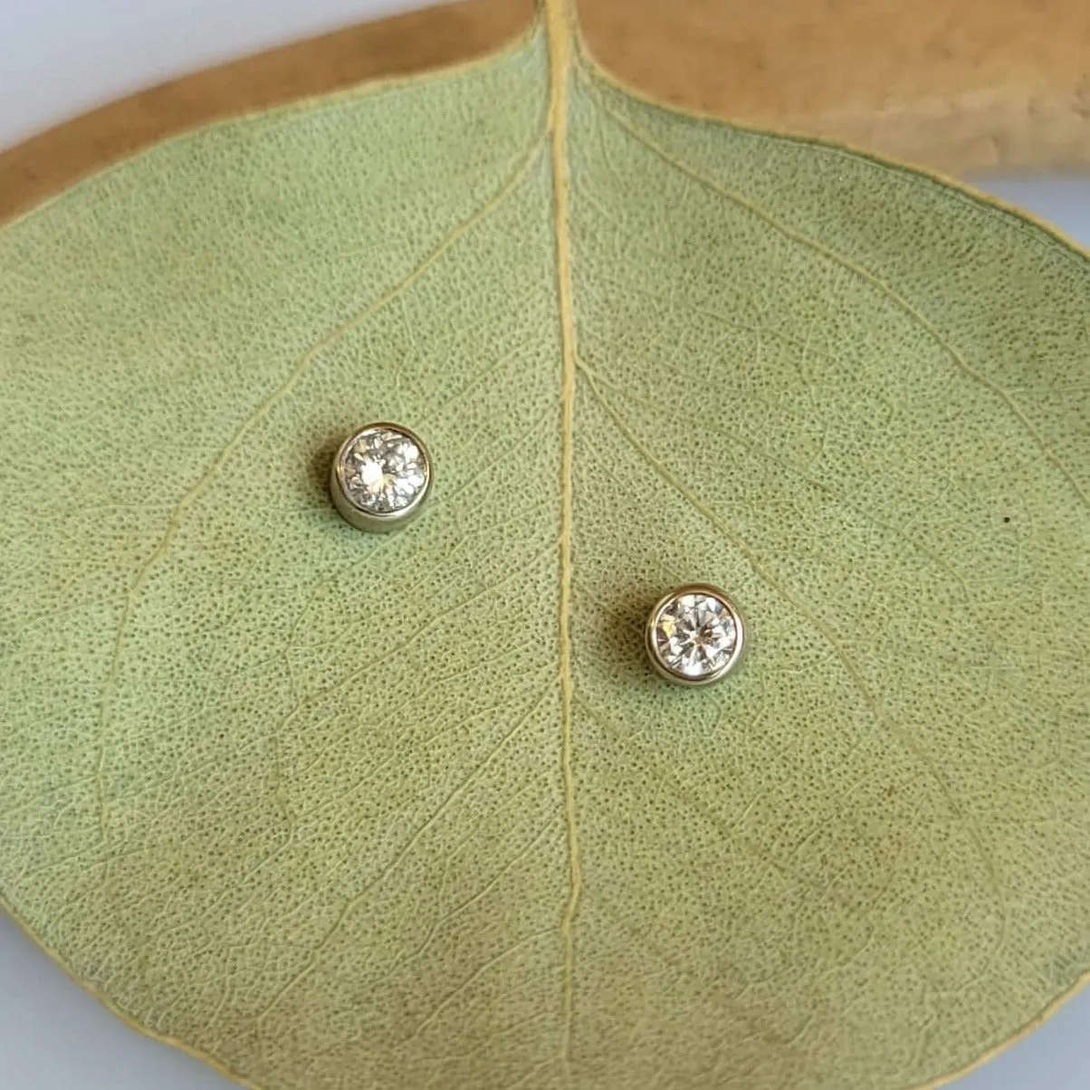 Round Brilliant Diamond Stud Earrings in White Gold